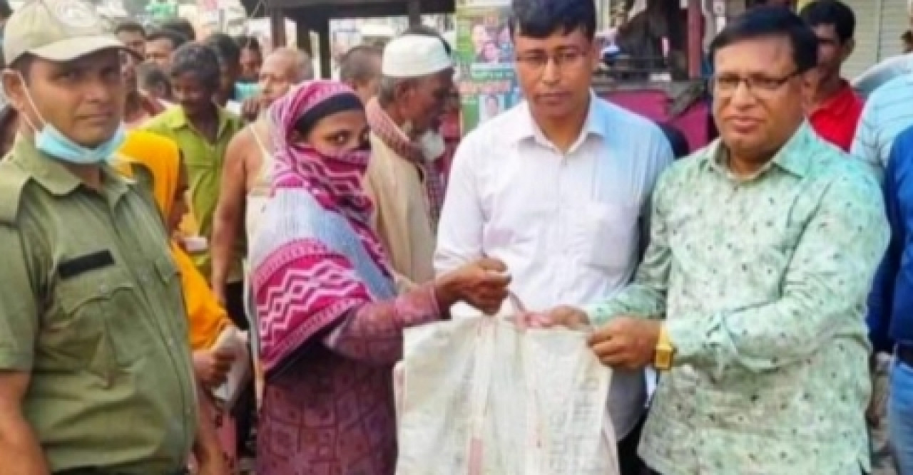 বিরামপুরে ওএমএস চাল বিক্রির উদ্বোধন