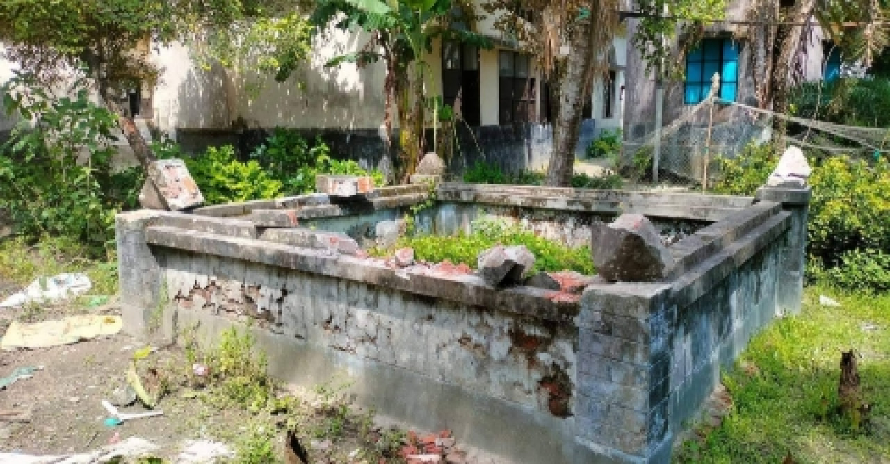 বাবার করব ভাংচুর করল ছেলে