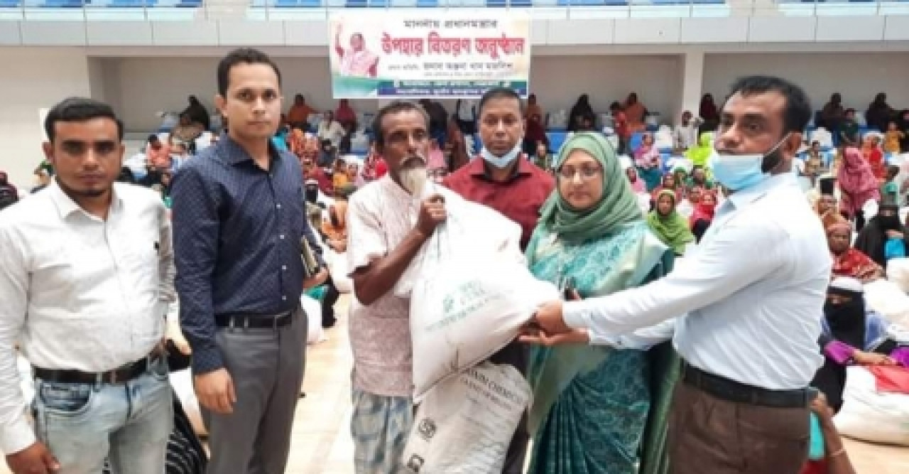 অসহায়ের হাতে প্রধানমন্ত্রীর ত্রাণ সামগ্রী