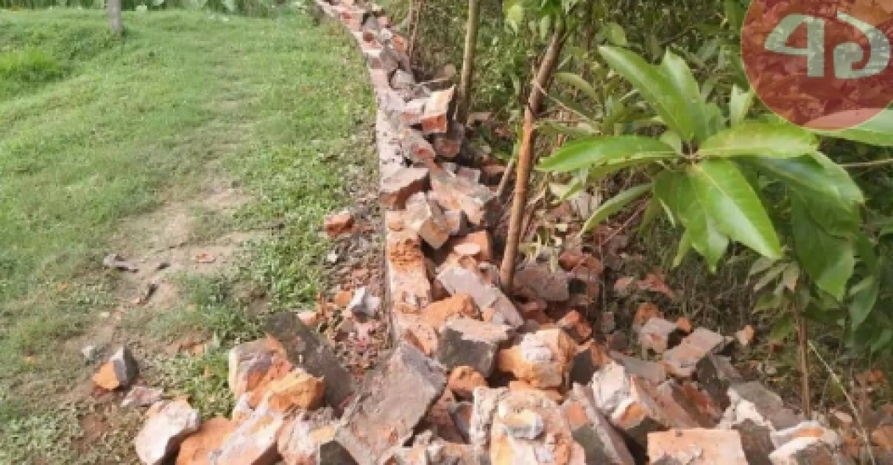 চাঁদা না দেয়ায় ইউপি সদস্যের নেতৃত্বে সীমানা প্রাচীর ভাঙচুর