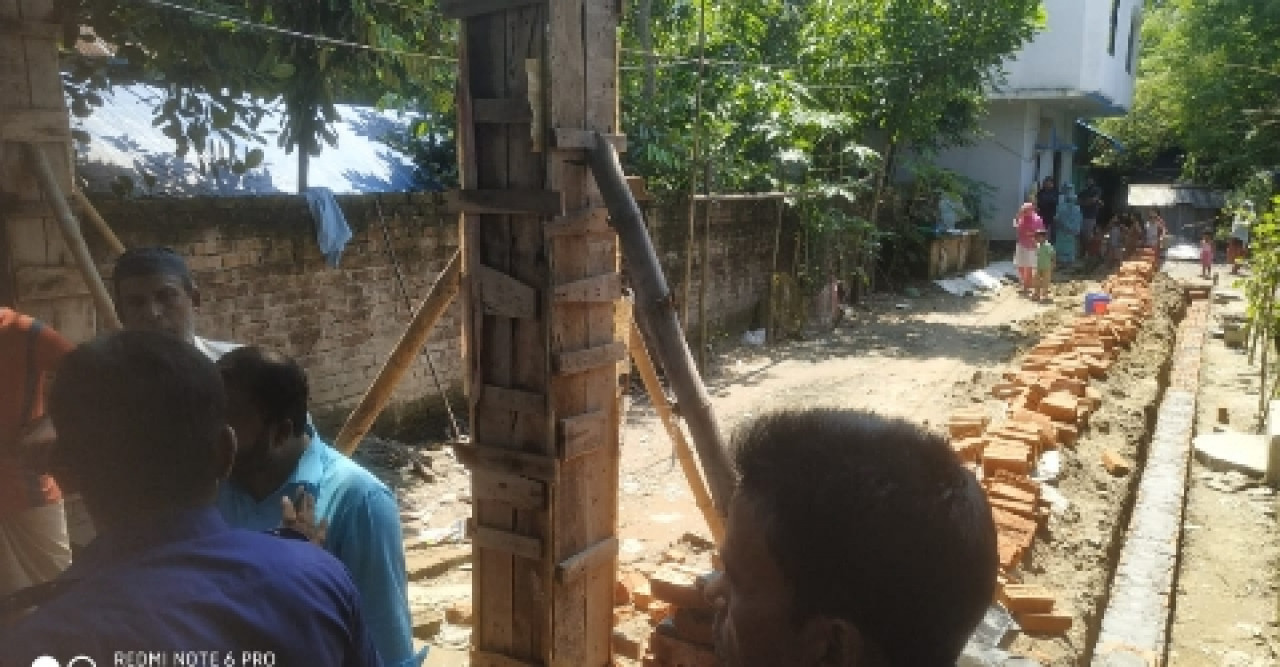 দলীয় ক্ষমতার অপব্যবহার করে প্রতিবেশীর চলাচলে বাধা