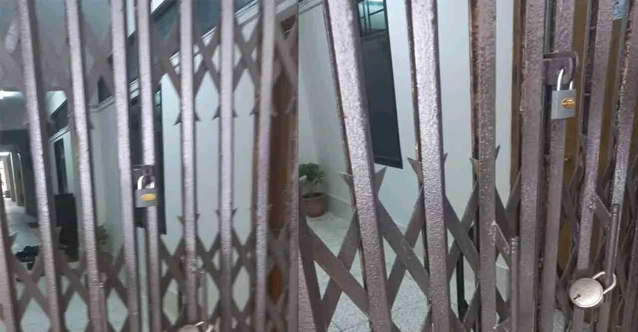 অবরুদ্ধ বশেমুরবিপ্রবি উপাচার্য ; মিটিং চলাকালীন উপাচার্য দপ্তরে তালা