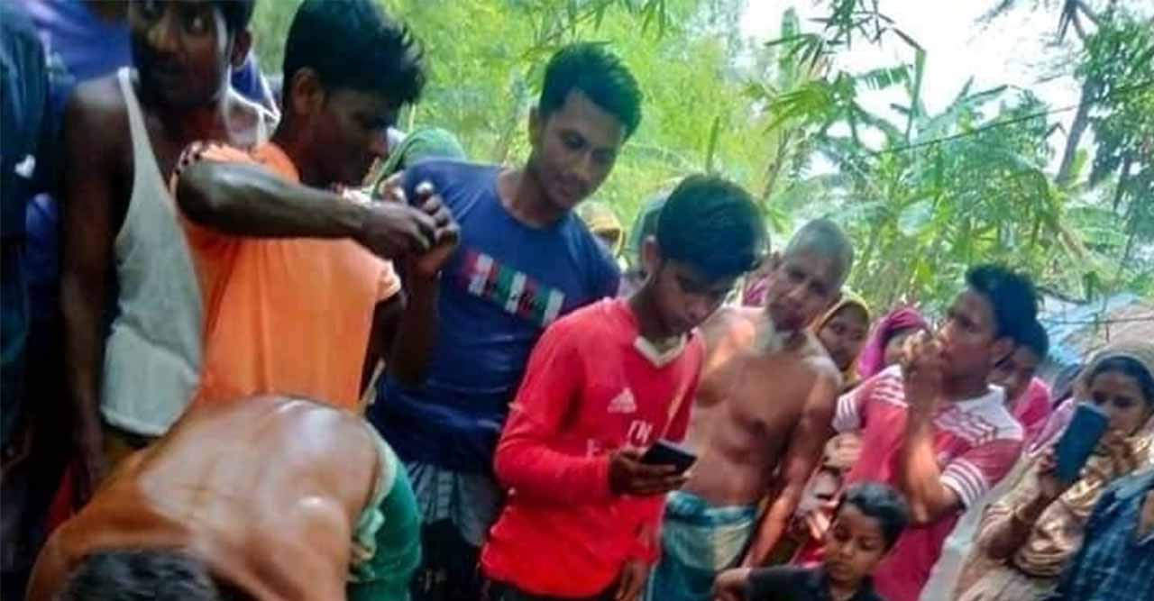 মাংসের জন্য নীলগাইটি জবাই করছিলেন গ্রামবাসী