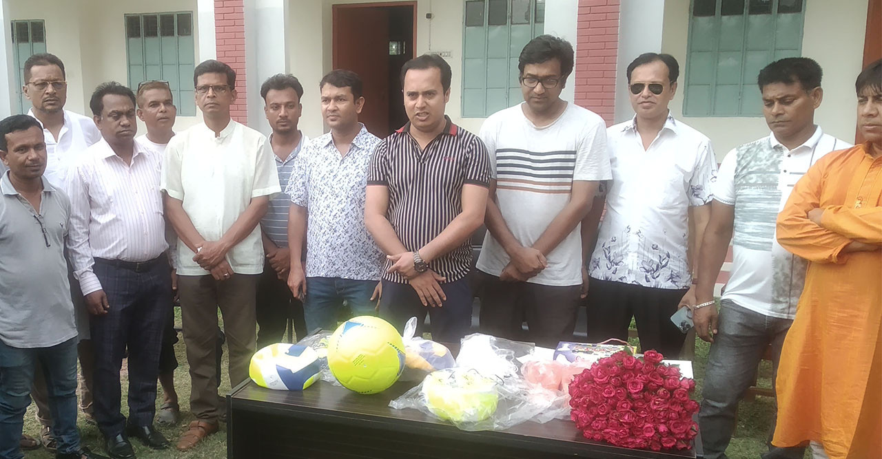 মাশরাফির নড়াইল এক্সপ্রেস ফাউন্ডেশনের ক্রীড়া সামগ্রী বিতরণ