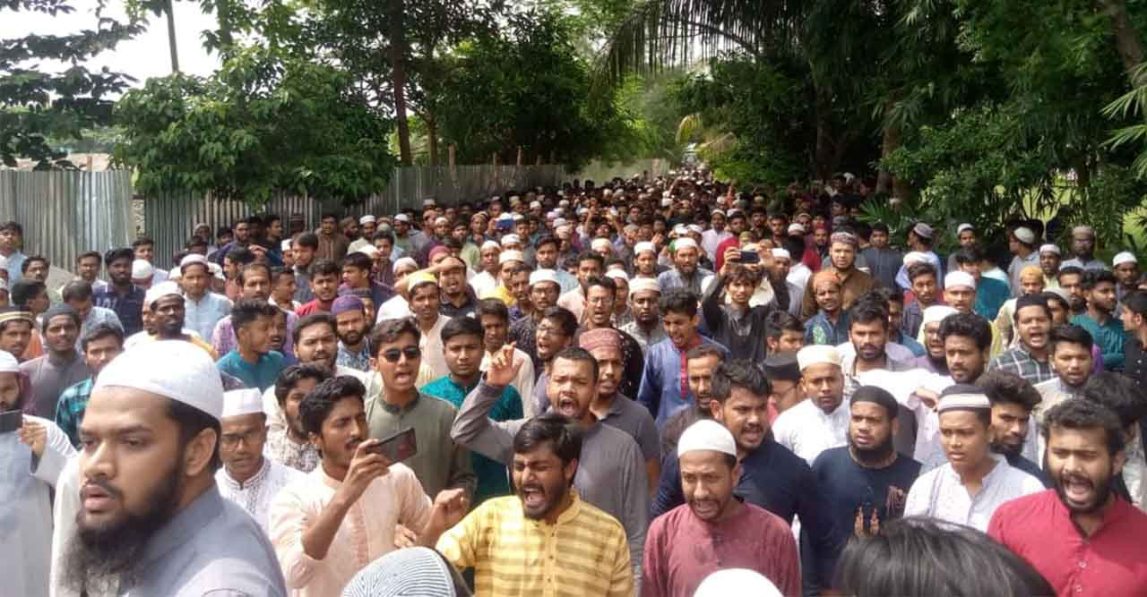 মহানবীকে কটূক্তির প্রতিবাদে শিক্ষার্থীদের বিক্ষোভ মিছিল