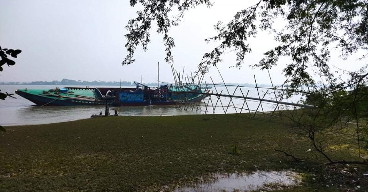 বটিয়াঘাটা ও পাইকগাছার বিভিন্ন নদী থেকে চলছে বালু উত্তোলন