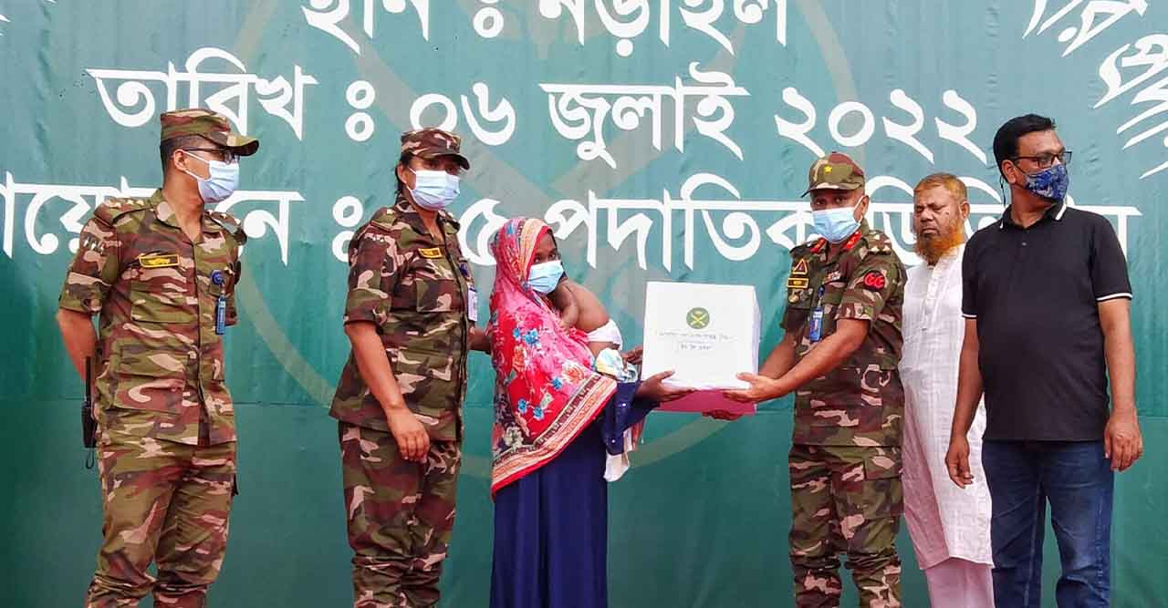 সেনাপ্রধানের ঈদ উপহার পেলেন এক হাজার দুঃস্থ মানুষ