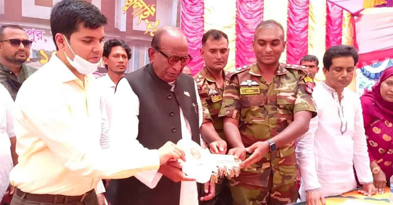 ঠিকানাহীন ১১০পরিবারের মাঝে ব্যারাক হাউজ হস্তান্তর