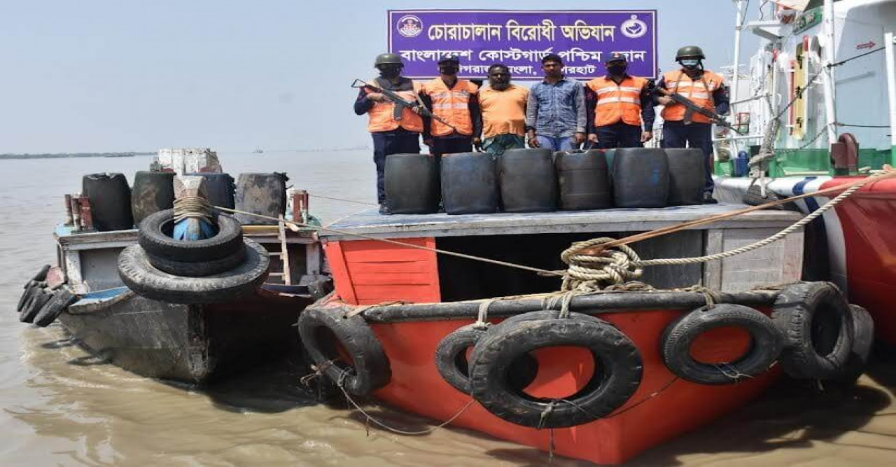 মোংলা পশুর নদী থেকে চোরাই ডিজেলসহ ২ চোরা কারবারিকে আটক