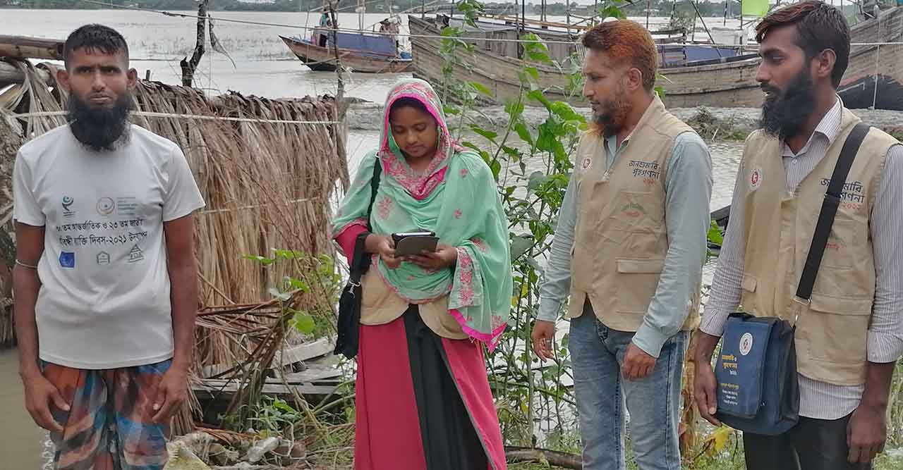 দূর্গম চরাঞ্চলে জন শুমারীর কাজ করছেন জোনাল অফিসার মেহেদী