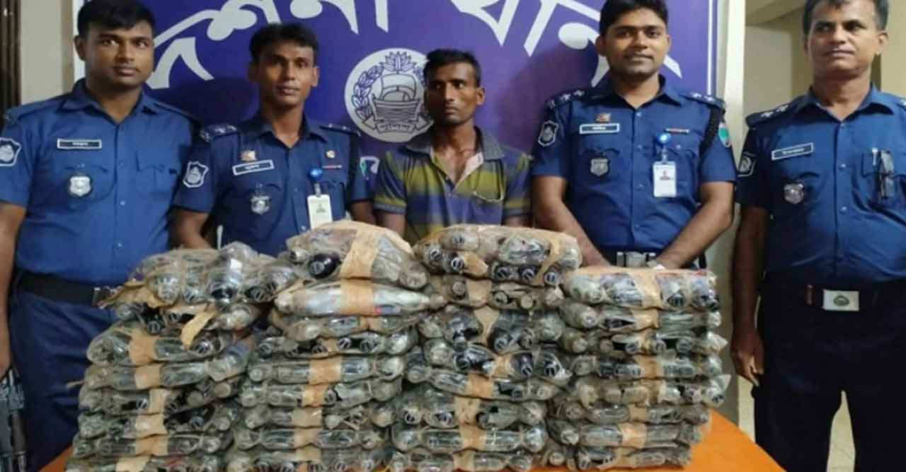 ৪২০বোতল ফেনসিডিসহ মাদক ব্যবসায়ী গ্রেফতার