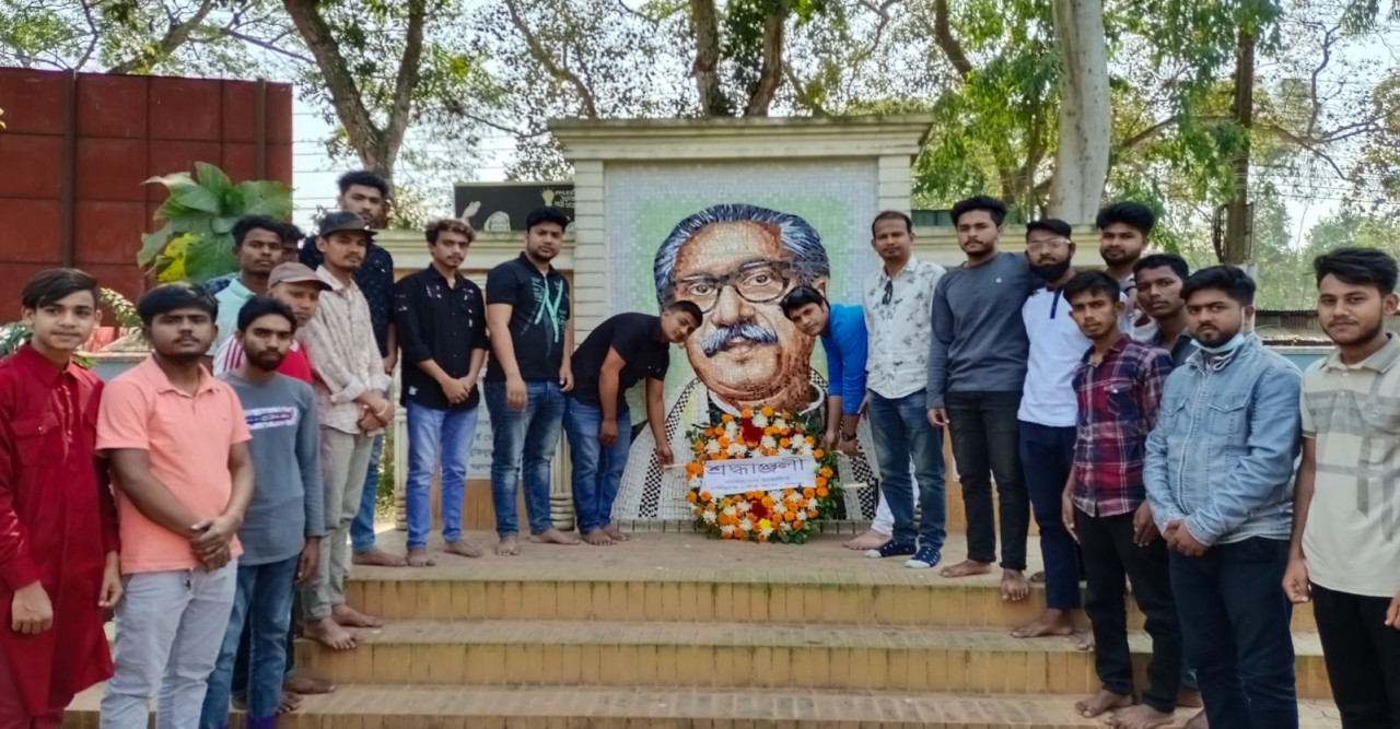 নন্দীগ্রামে বঙ্গবন্ধুর প্রতিকৃতিতে পৌর ছাত্রলীগের নতুন কমিটির শ্রদ্ধা