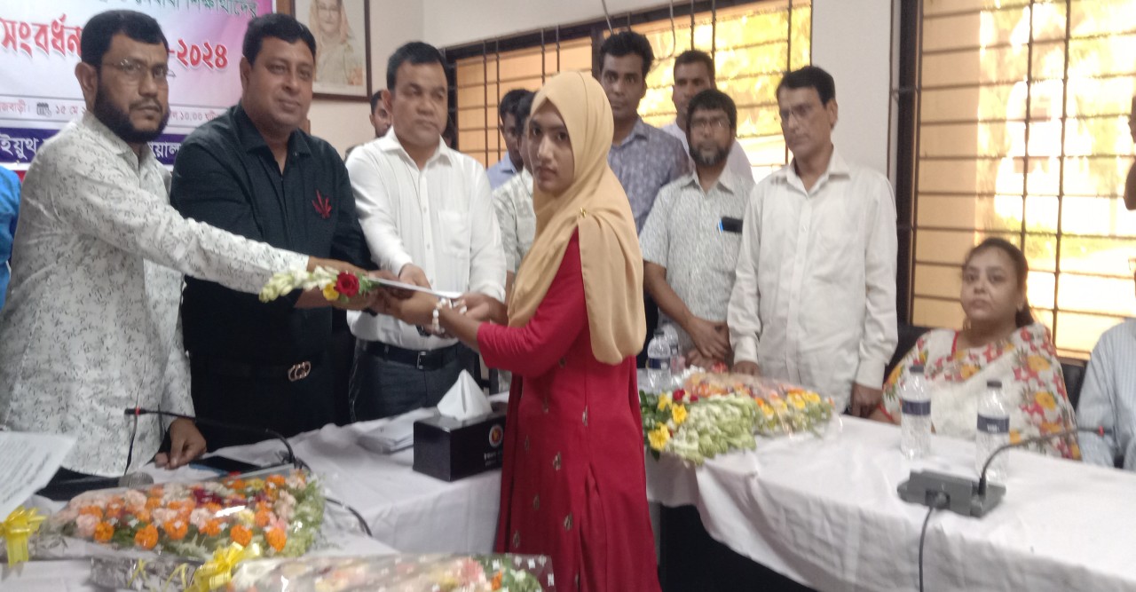 হোসেন আলোড়ন ইয়ুথ ফাউন্ডেশনের উদ্যোগে মেধাবী শিক্ষার্থীদের শিক্ষা বৃত্তি প্রদান