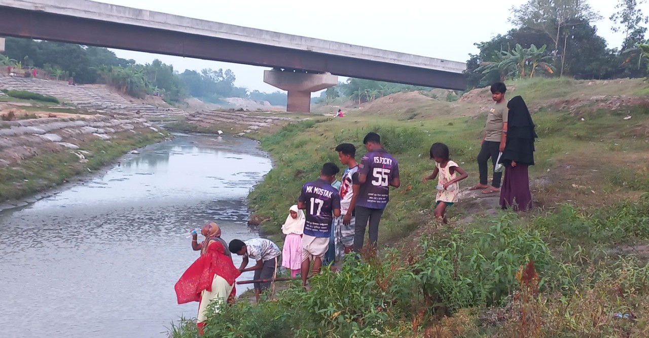 নদীর পাড়ে পাইপে আসছে পানি, ‘অলৌকিক’ ভেবে পান করছে মানুষ