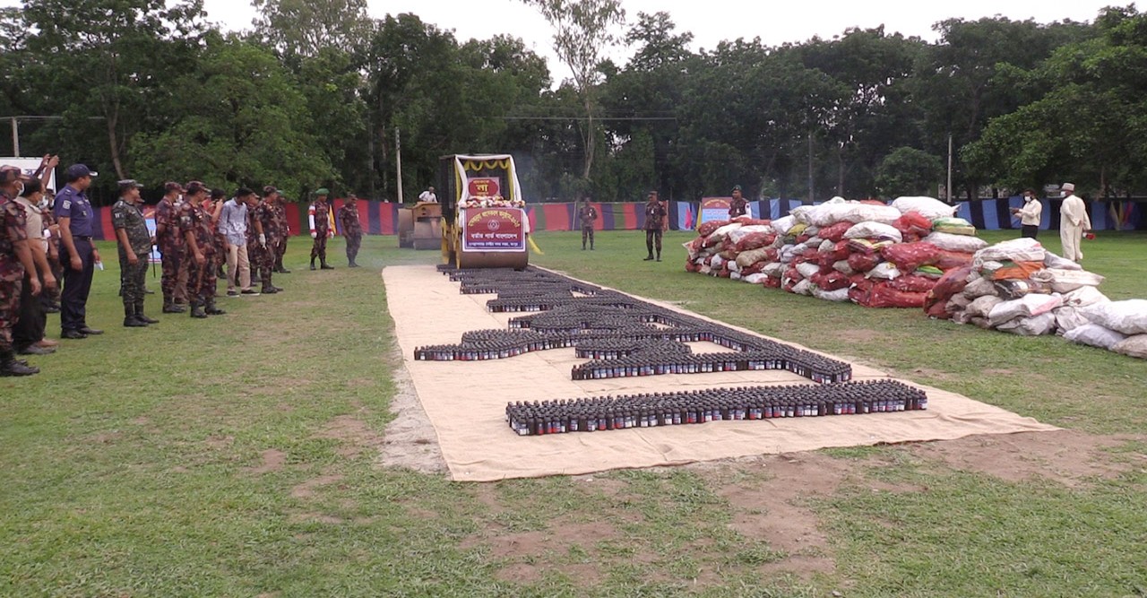 হাতুড়ি দিয়ে গুঁড়িয়ে দেওয়া হলো ৩ কোটি টাকার মাদক!