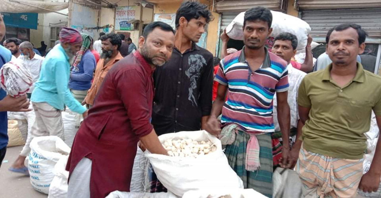 নাটোরে রসুনের উৎপাদন খরচ উঠছে না, হতাশ চাষীরা