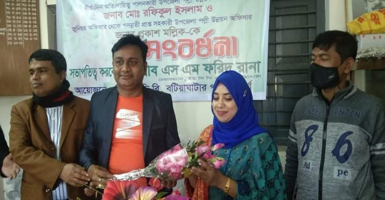 বটিয়াঘাটায় বিআরডিবির তিন কর্মকর্তাকে সংবর্ধনা