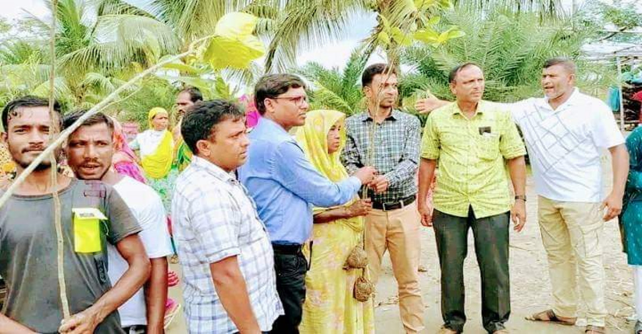 আশ্রায়ণ প্রকল্পের সুফল ভোগীদের মাঝে ওষধি গাছ বিতরণ