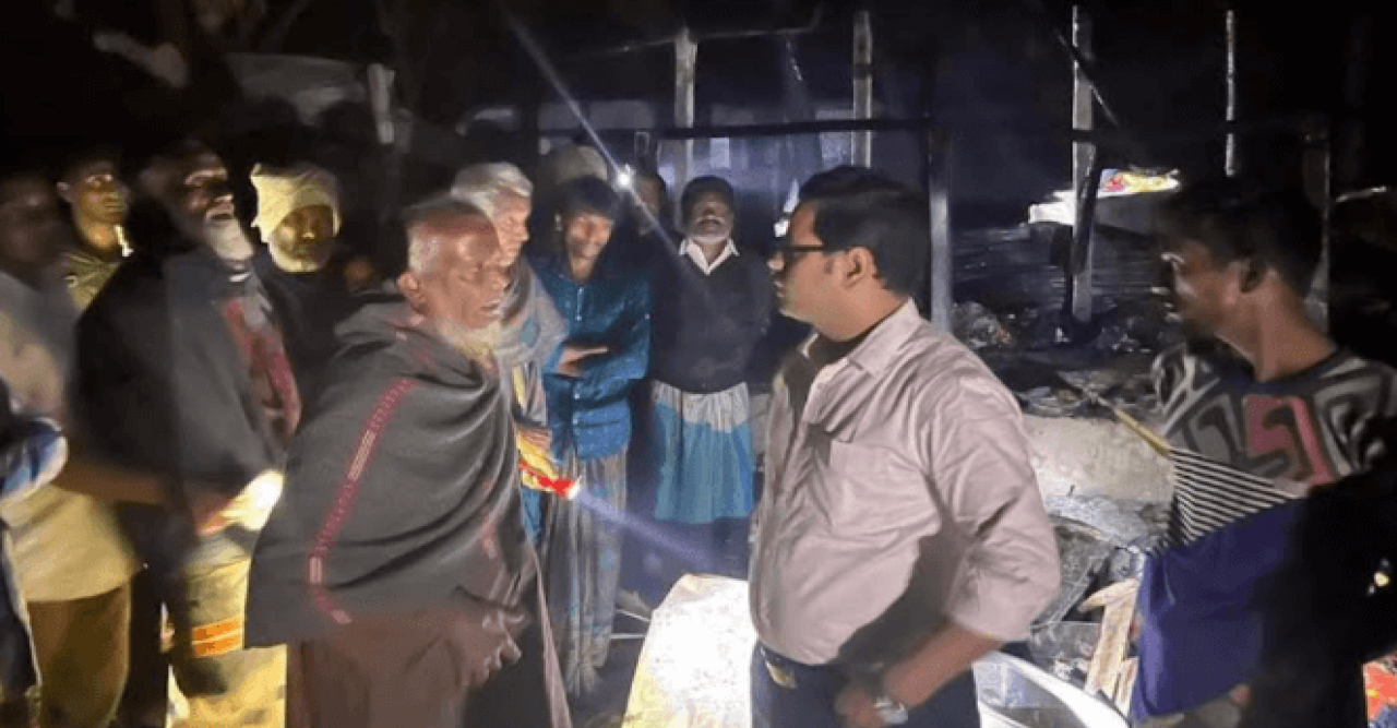 হরিণাকুণ্ডুতে ফ্রীজের লাইন শর্টসার্কিটের আগুনে বসতবাড়ী পুড়ে ছাই