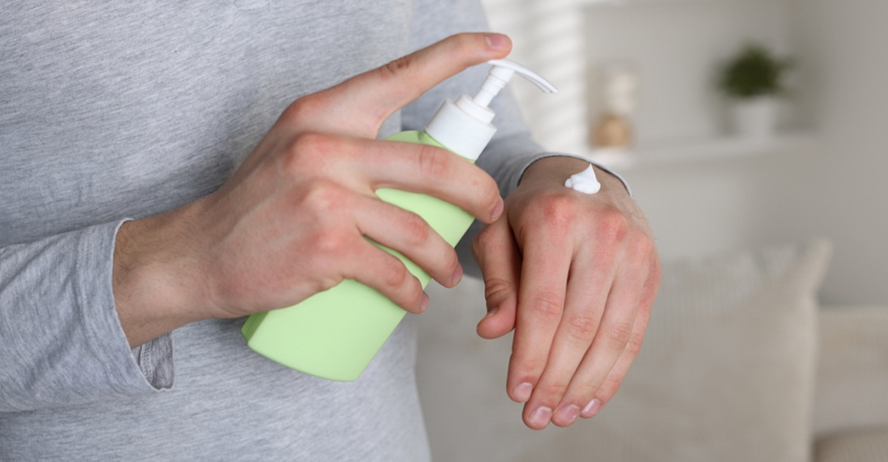 লোশন ব্যবহার করে নামাজ পড়া যাবে? ইসলামী বিধান কী বলে