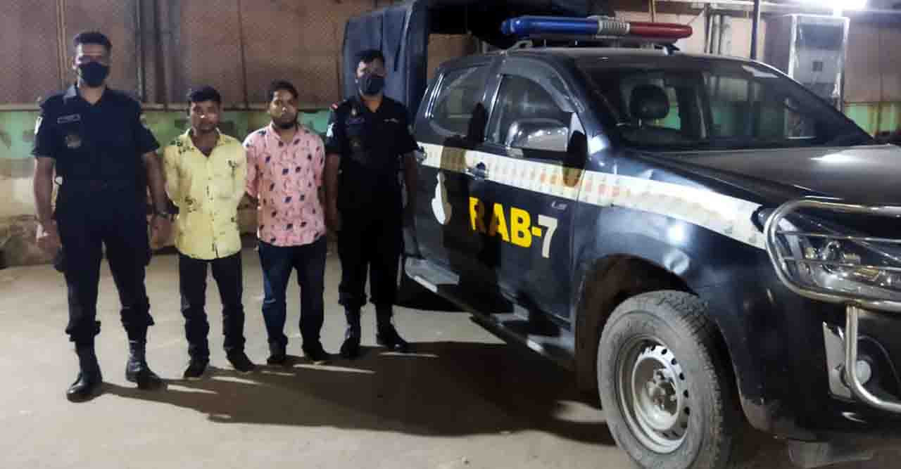 অভিনব কায়দায় ইয়াবা পাচারকালে ২জন গ্রেফতার