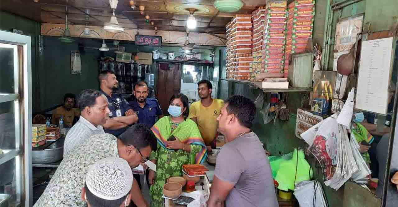 খাবারের দোকানে মোবাইল কোর্ট পরিচালনা করে জরিমানা আদায়