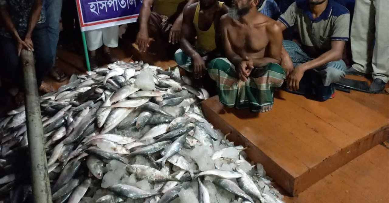 পাথরঘাটায় মাছ শিকার, ট্রলারসহ ৬ জেলে আটক