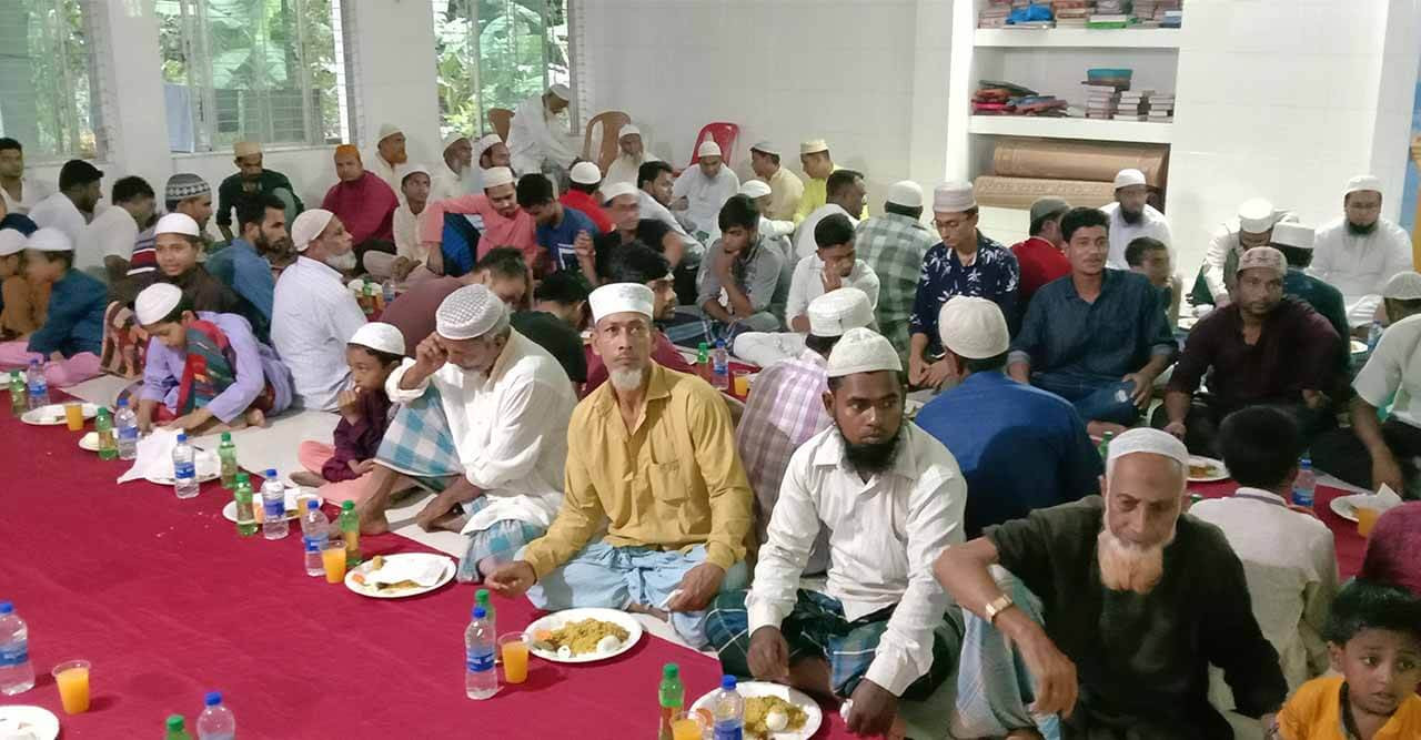 যুব সমাজের উদ্যোগে ইফতার মাহফিল