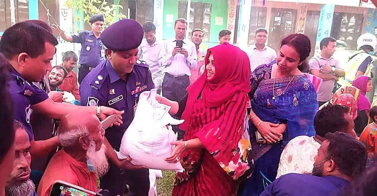 হাতীবান্ধায় বন্যাদুর্গতদের পাশে পুলিশ প্রধানের স্ত্রী