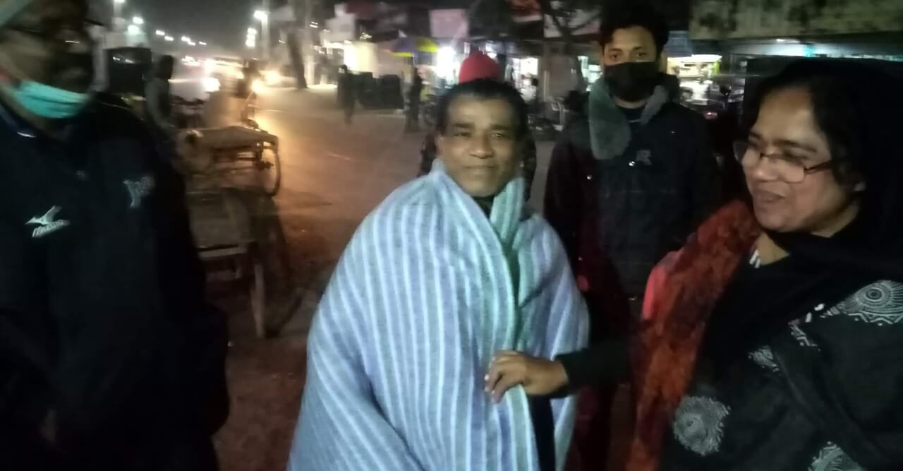 শীতার্ত চা দোকানীরা পৌর মেয়র আঞ্জুমান আরার কম্বল পেয়ে ভীষন খুশি