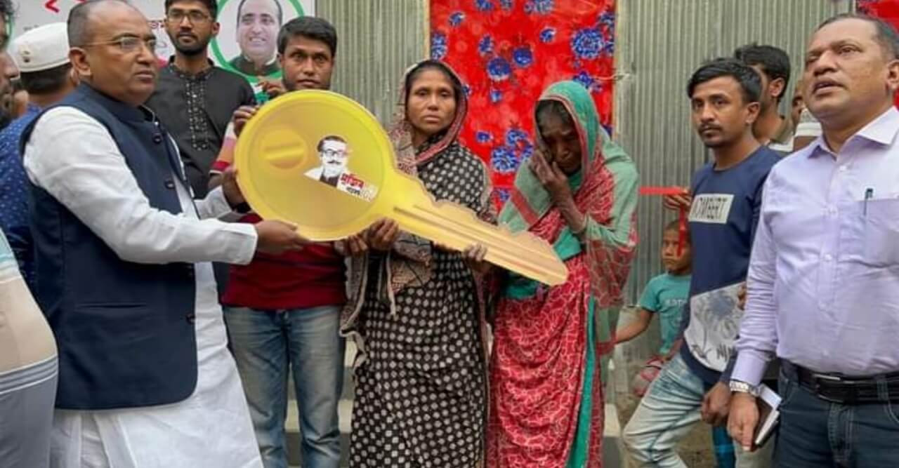 নিজ অর্থায়নে বৃদ্ধা ভানু বেগমকে সেমিপাকা ঘর উপহার দিলেন