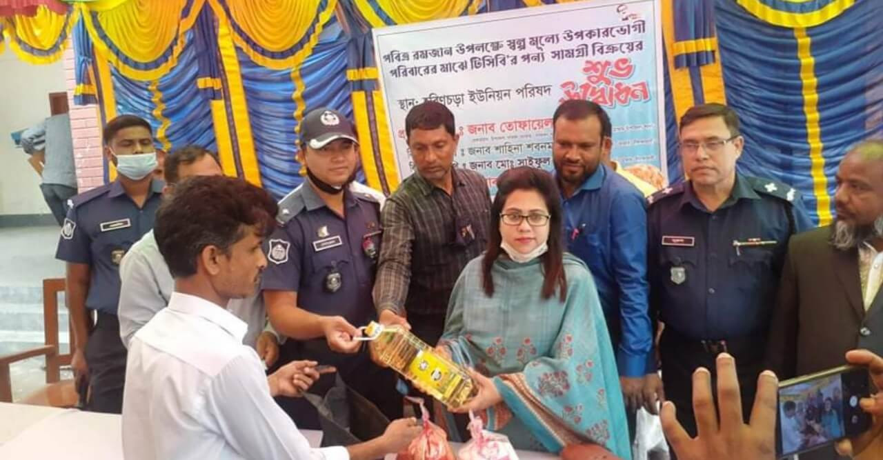 ডোমারে পবিত্র রমজান উপলক্ষে স্বল্প মুল্যে টিসিবি’র পণ্য বিক্রয়ের শুভ উদ্বোধন