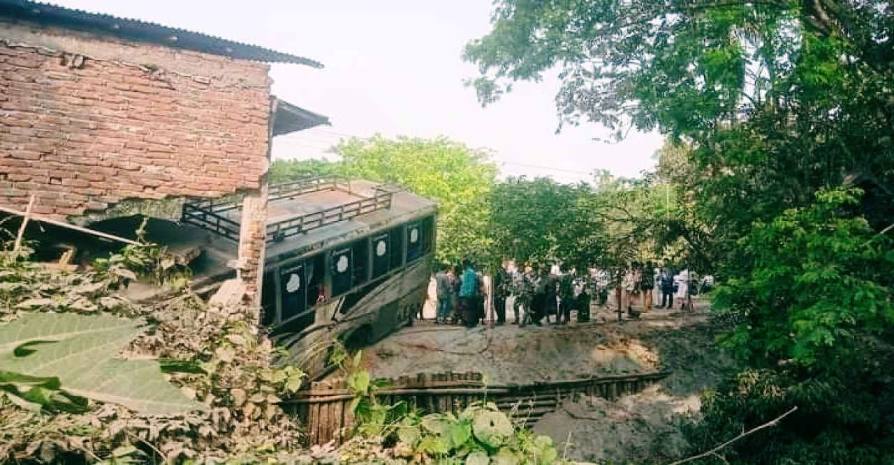 ভোলায় যাত্রীবাহী বাস খালে পড়ে নিহত ১