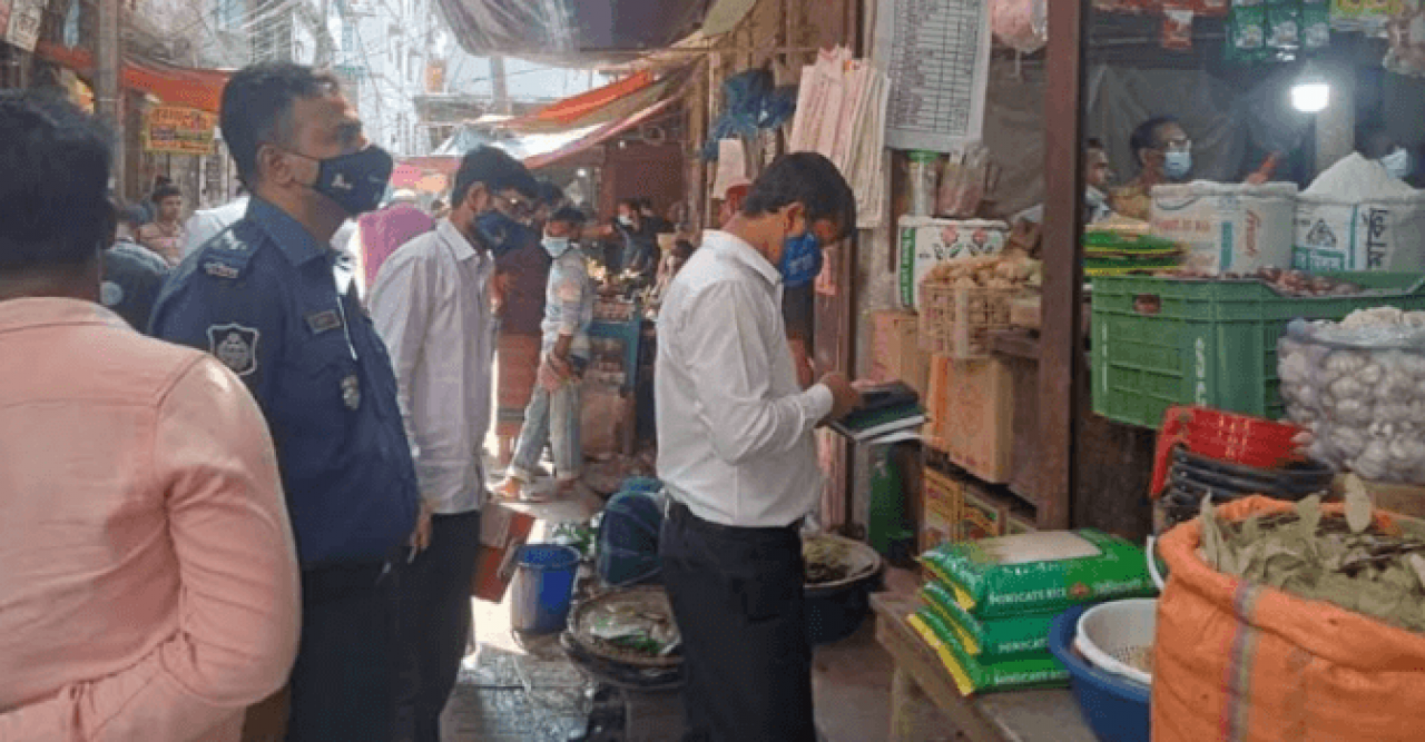 ভোলা সদরের বিভিন্ন দোকানে মোবাইল কোর্টে জরিমানা
