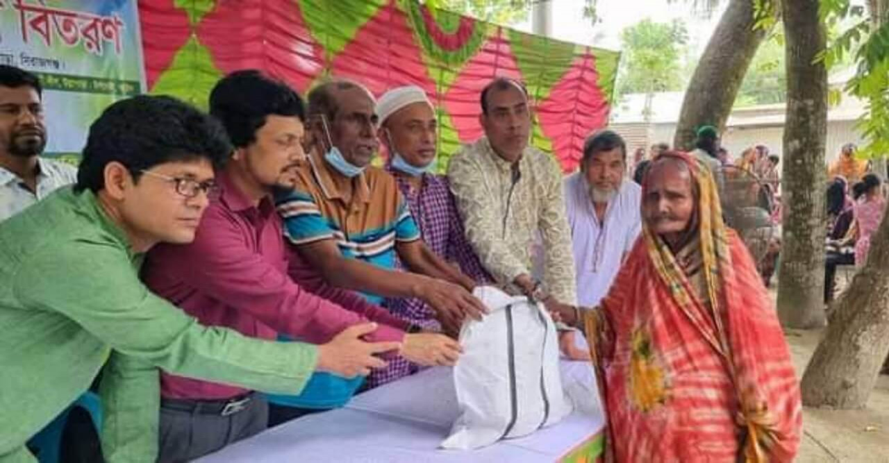 “আমরা উল্লাপাড়ার সন্তান” (আউস) এর উদ্যোগে ইফতার সামগ্রী বিতরণ
