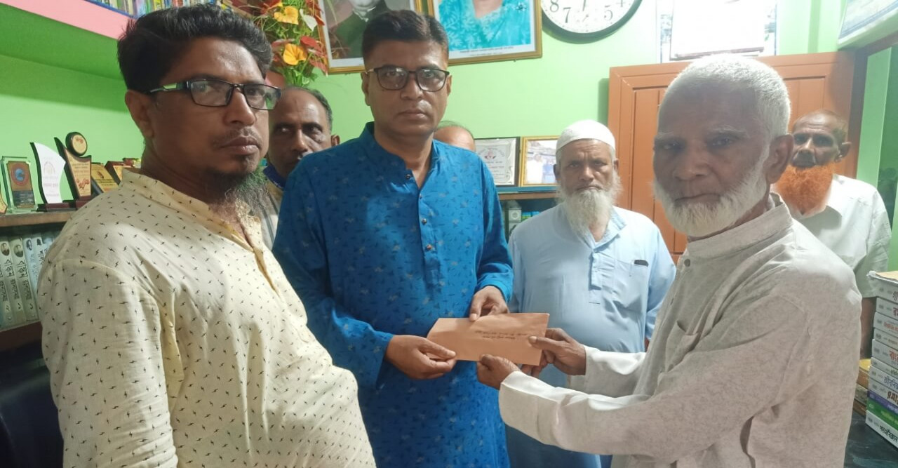 ঈদ উপলক্ষে সাদা মনের মানুষ জিয়াউল হকের অনুদান প্রদান