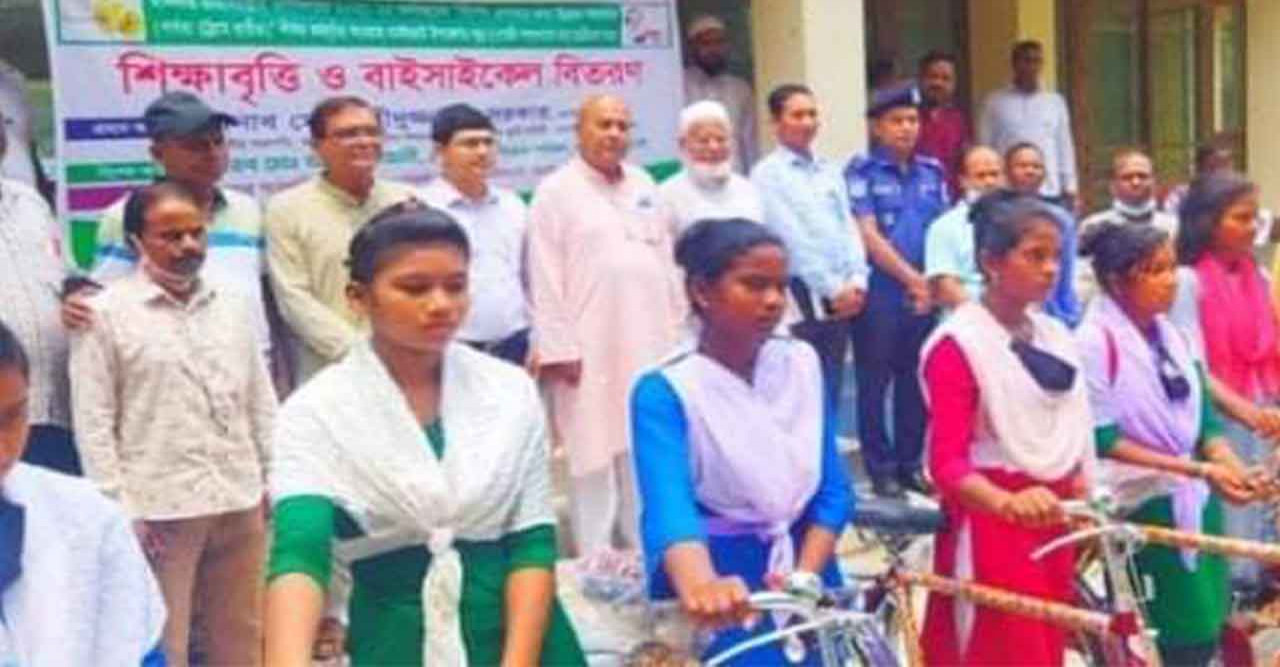 ক্ষুদ্র নৃ-গোষ্ঠী শিক্ষার্থীদের মাঝে শিক্ষাবৃত্তি ও ৩০টি বাই সাইকেল বিতরণ
