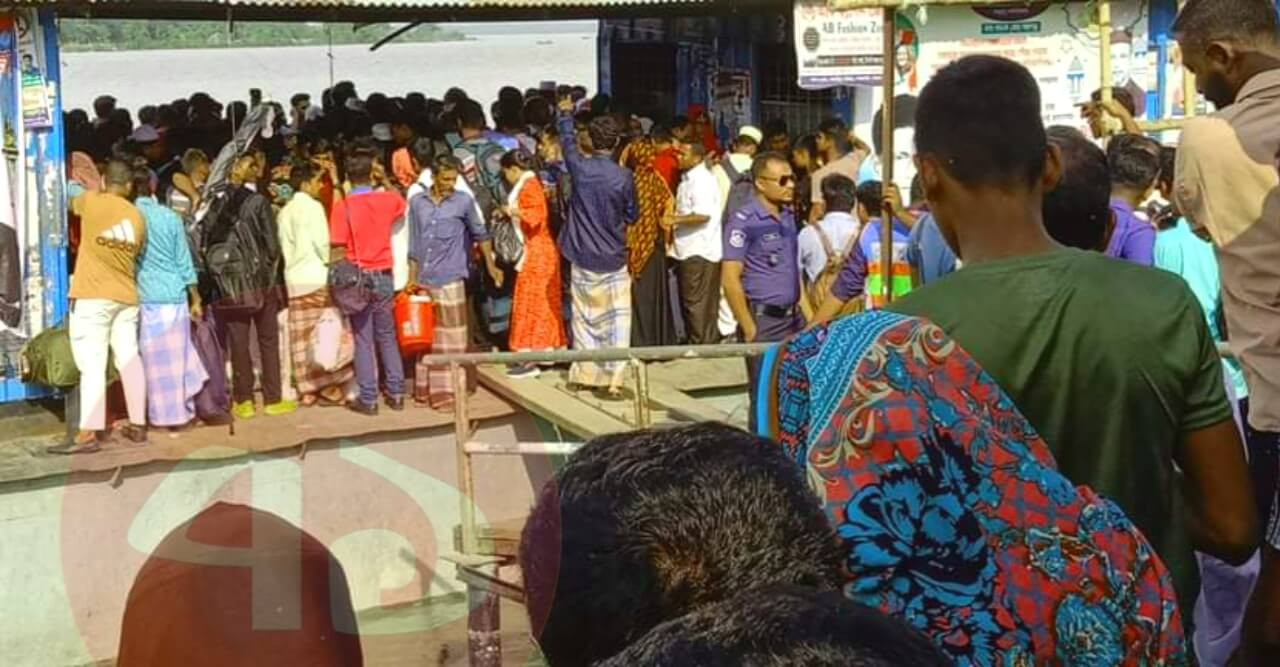 পাথরঘাটা কাকচিড়ায় লঞ্চঘাটে মানুষের ভিড়