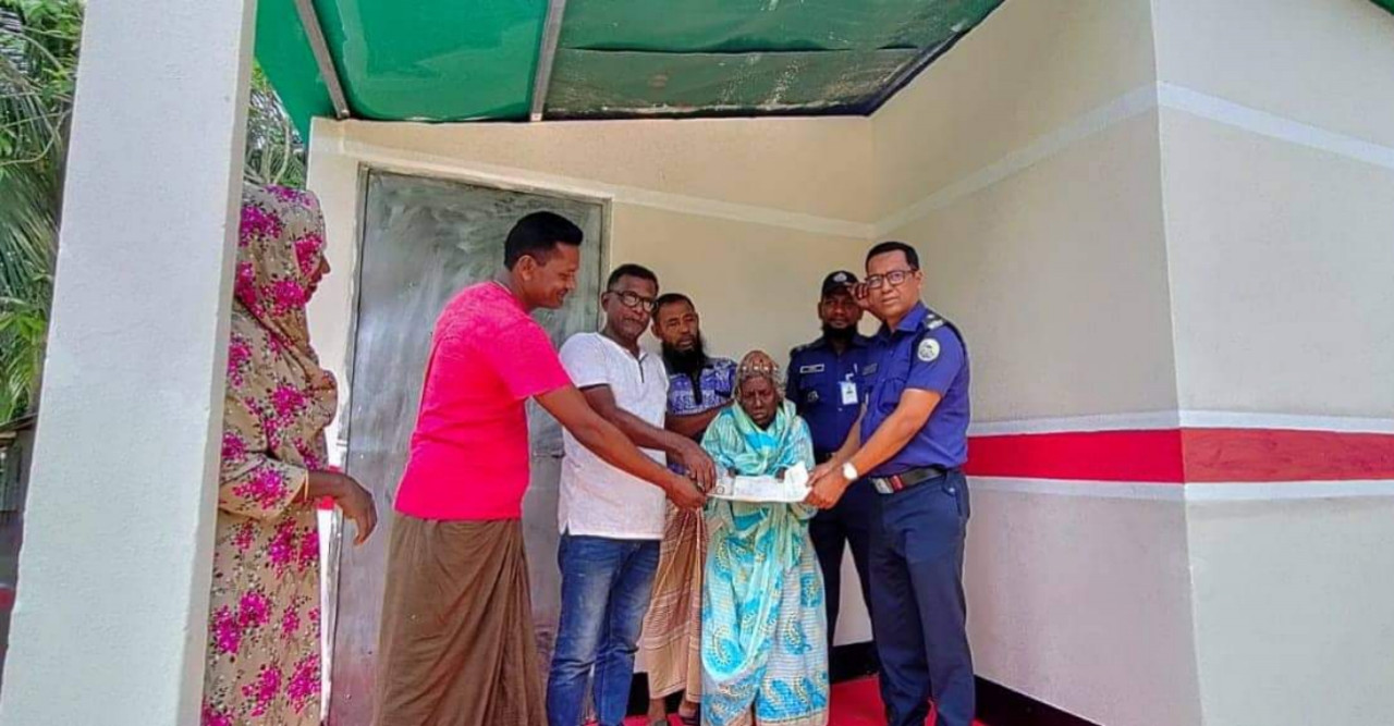 প্রধানমন্ত্রীর পক্ষে উপহার তুলে দিলেন পুলিশ