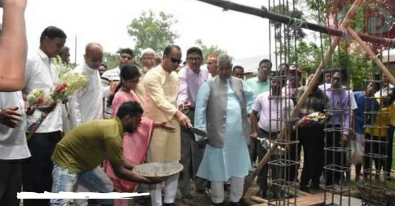 হাতীবান্ধা মহিলা ডিগ্রি কলেজে শহীদ মিনার স্হাপন