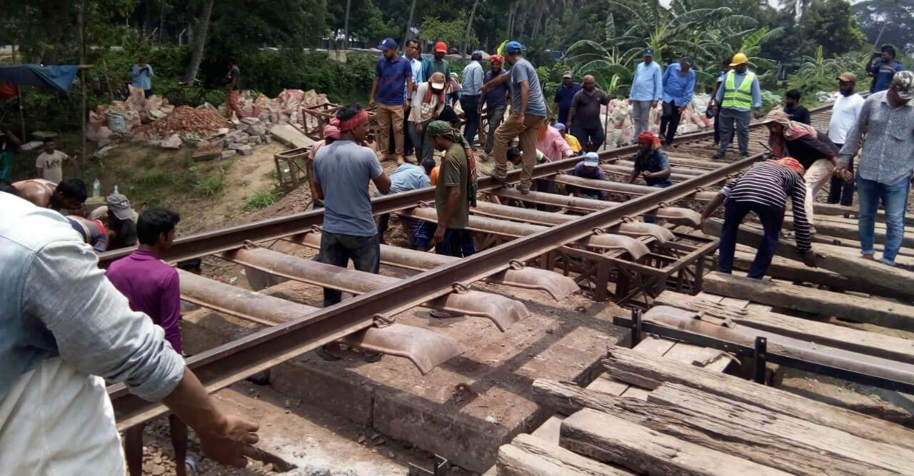 পশ্চিমাঞ্চল প্রকৌশলীদের দক্ষতায় অস্থায়ী রেললাইন নির্মিত