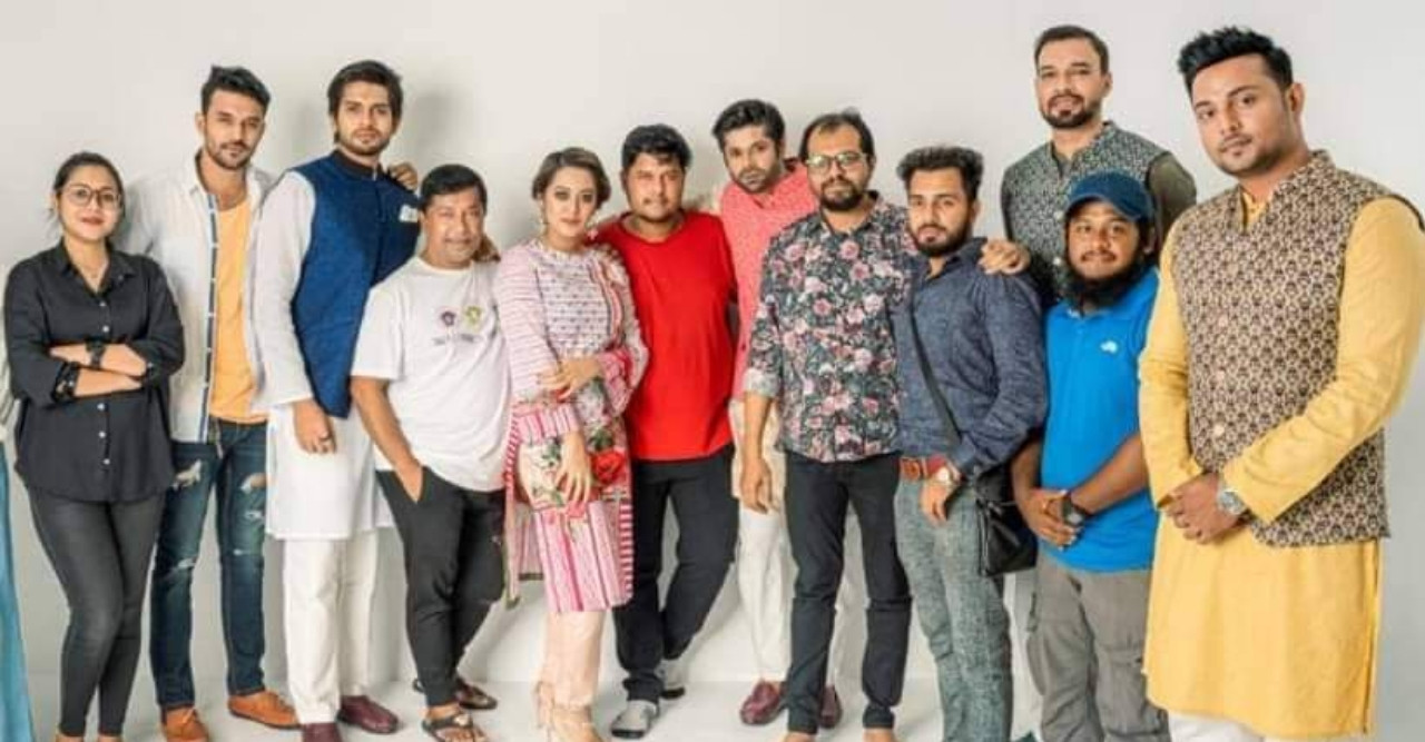 ‘সোলাস্তা’র ফটোশুটে ব্যস্ত দীঘি