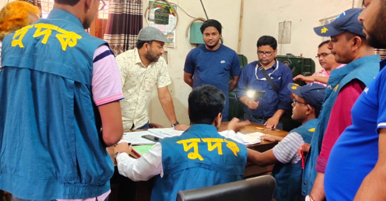 ডোমার রেলস্টেশনে দুদকের অভিযান পরিচালিত