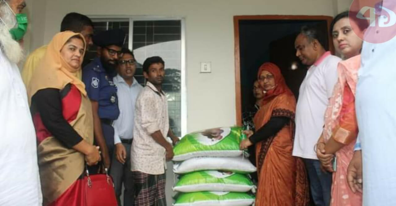 বানভাসি মানুষের মাঝে ত্রাণসামগ্রী বিতরণ