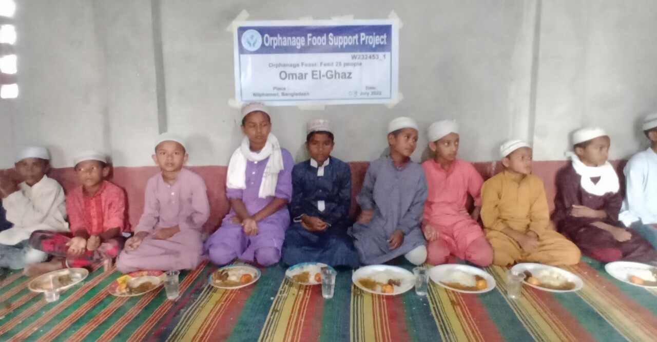 অ্যারাউন্ড দ্য ওয়ার্ল্ড সংস্থার অর্থায়নে শিক্ষার্থীদের খাদ্য বিতরণ