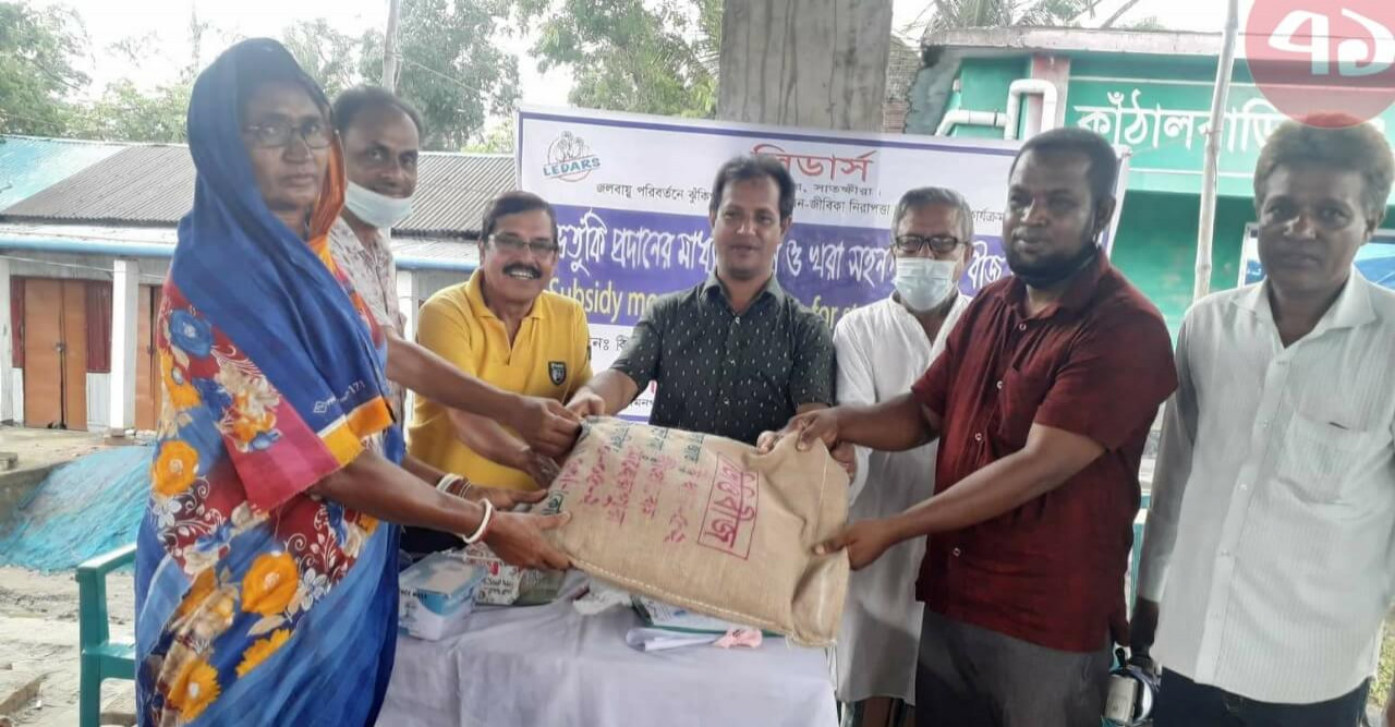 কাশিমাড়ীতে ২০২০ জনকে লবণ সহিষ্ণু ধানবীজ বিতরণ