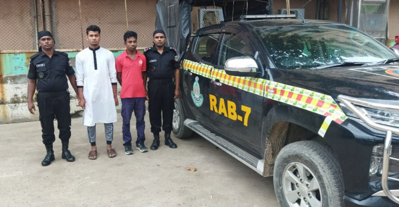 তিনটি ওয়ান শুটার গান ও গুলিসহ গ্রেফতার ২