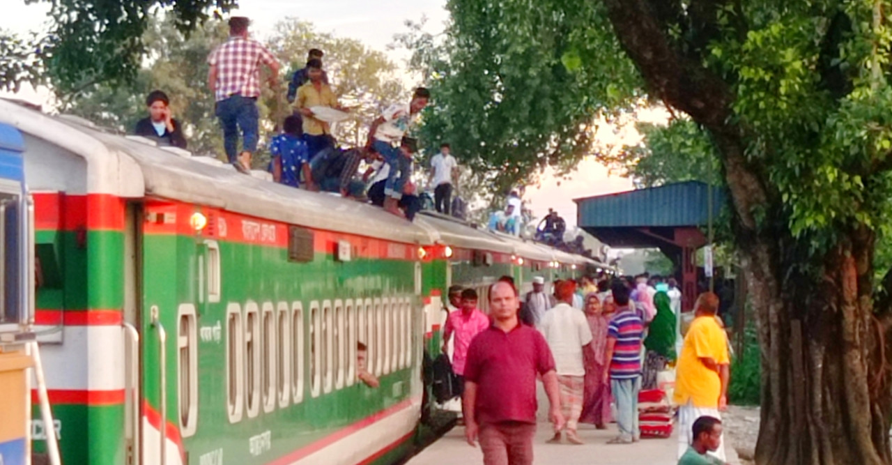 নাড়ির টানে বাড়ি ফিরছে সাধারণ মানুষ