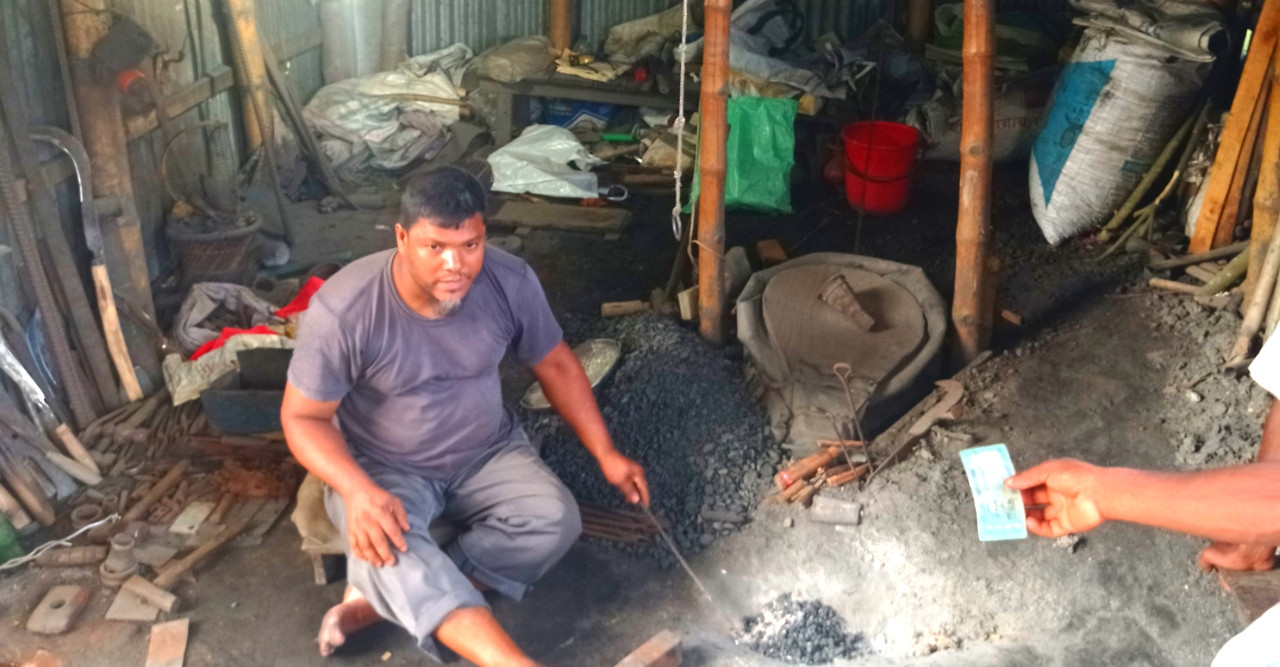 ব্যস্ত সময় পার করছেন ডোমারের কামাররা