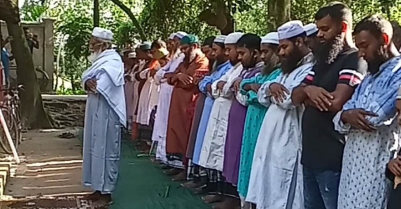 সৌদি আরবের সাথে মিল রেখে ঈদুল আজহা নামাজ আদায়